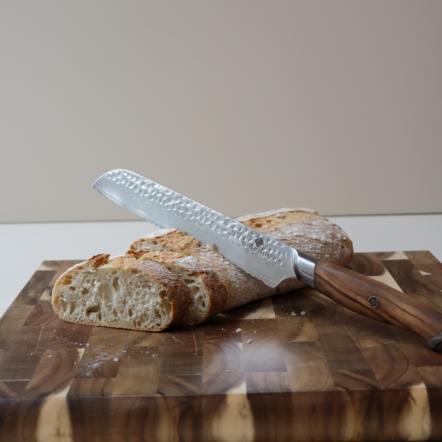 SOPHIOR Broodmes - Performance Collection liggend op acaciahouten kopshout snijplank met gesneden brood