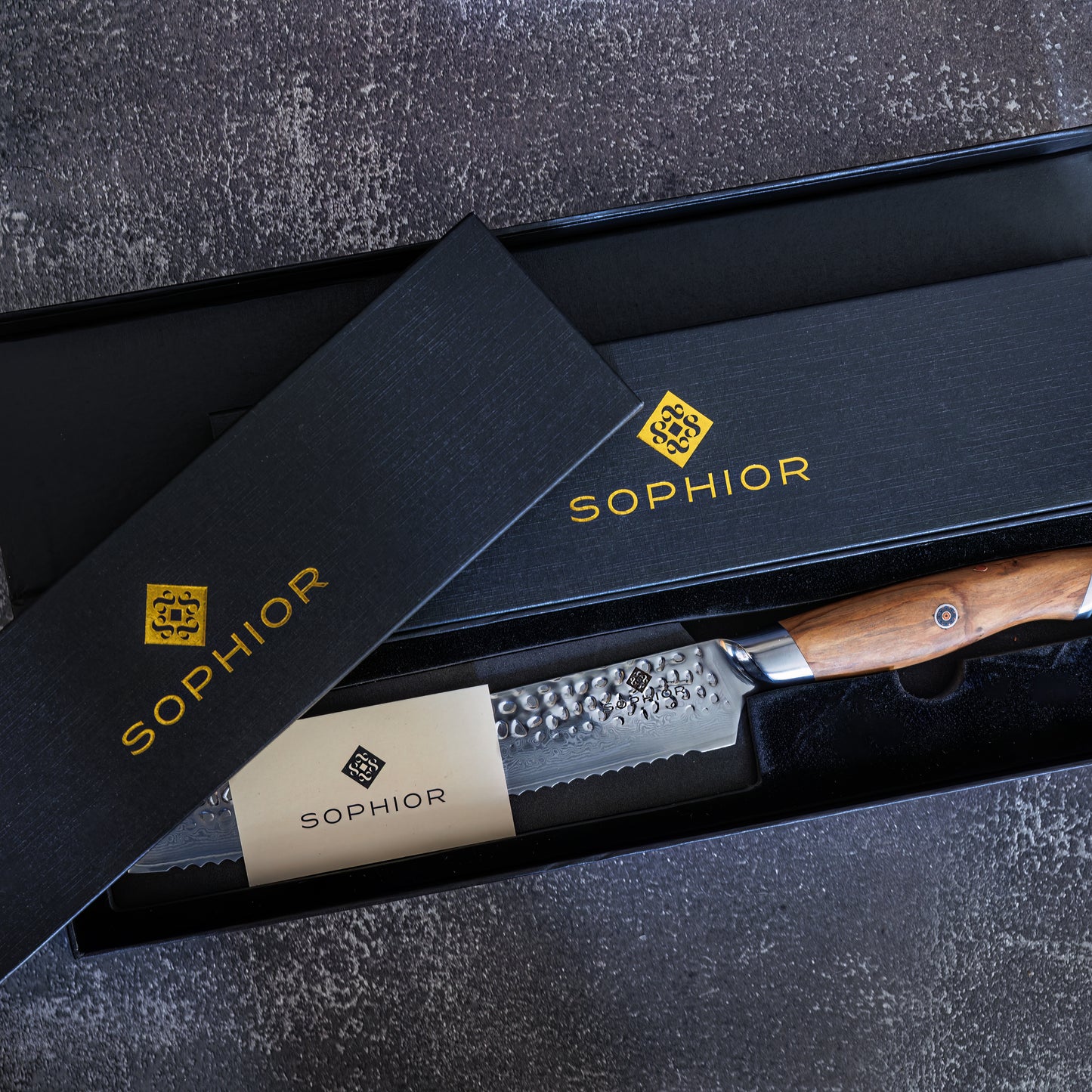 SOPHIOR Broodmes - Performance Collection in geopende zwarte geschenkdoos op donkere ondergrond