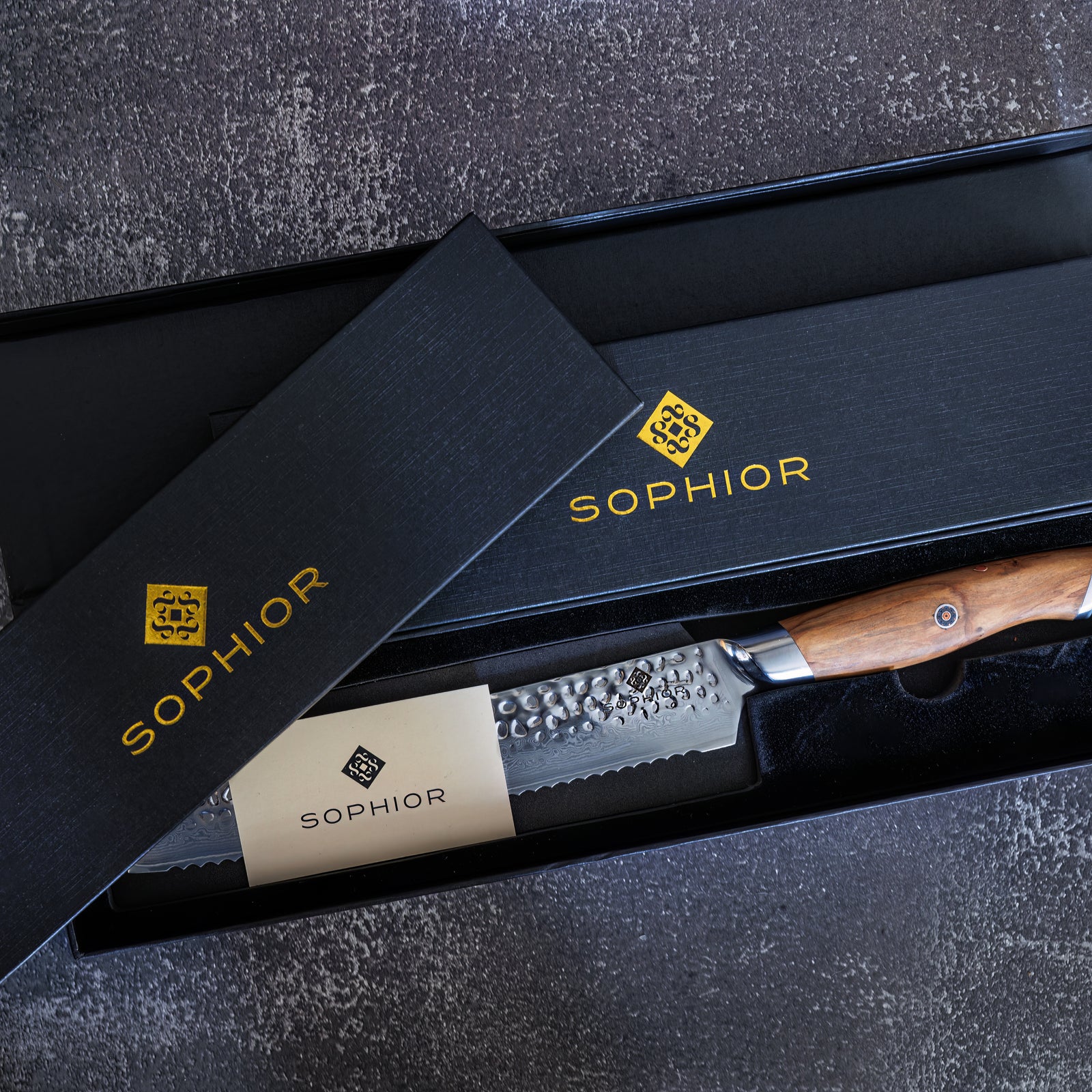 SOPHIOR Broodmes - Performance Collection in geopende zwarte geschenkdoos op donkere ondergrond