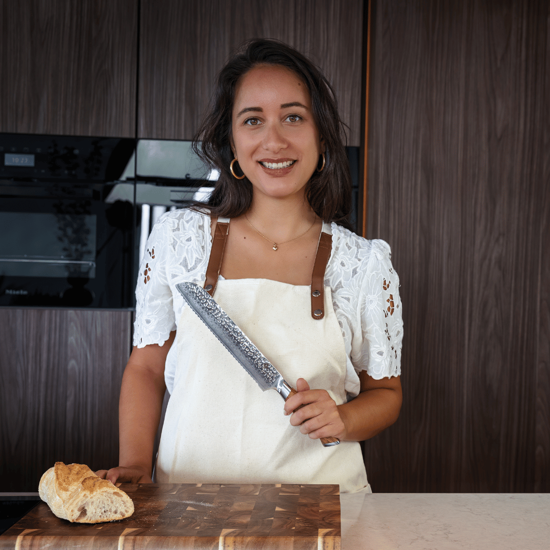 SOPHIOR Broodmes - Performance Collection getoond door vrouw met witte schort in moderne keuken