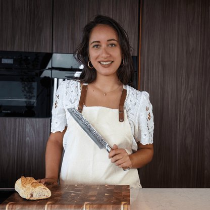 SOPHIOR Broodmes - Performance Collection getoond door vrouw met witte schort in moderne keuken