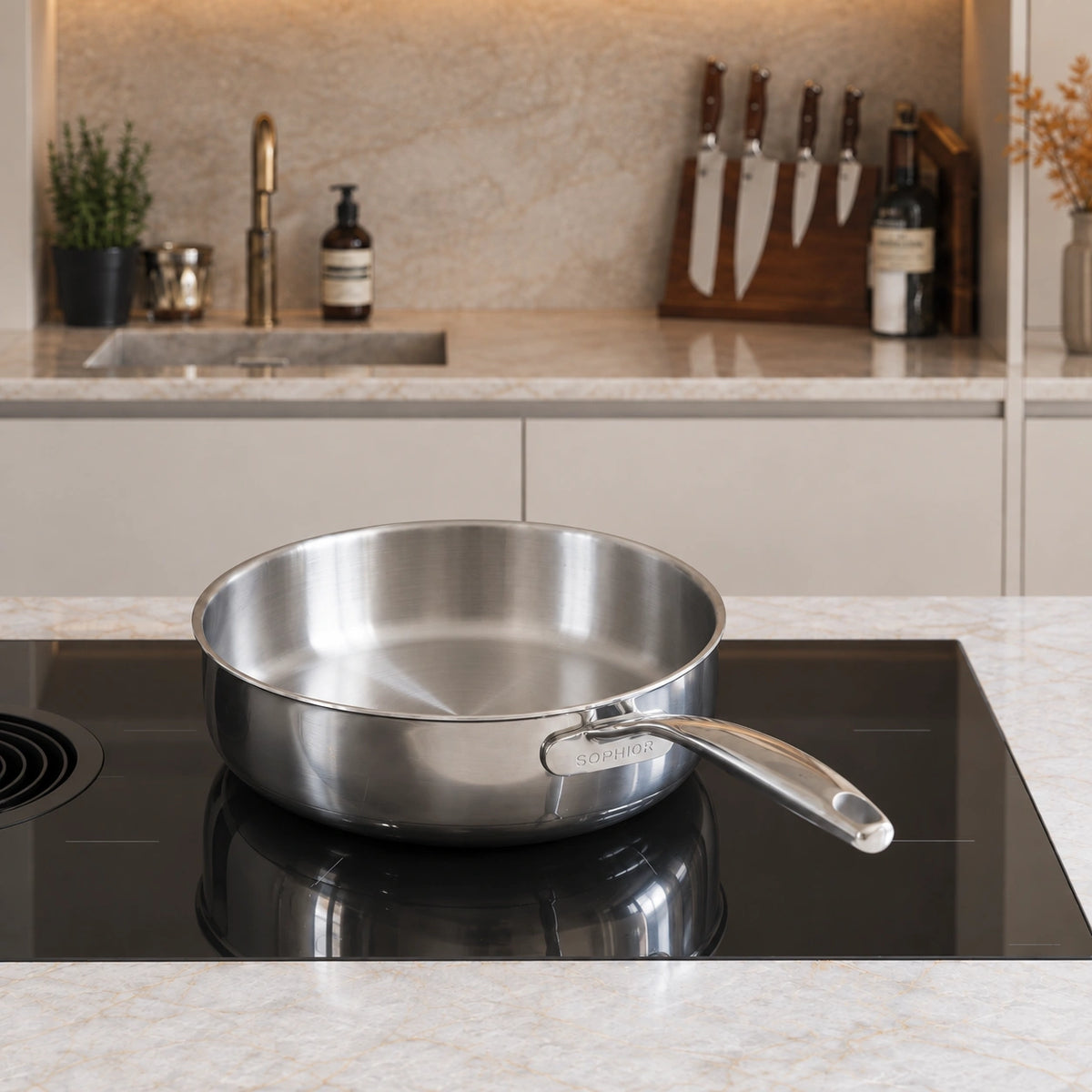 RVS Hapjespan Ø28 cm op de kookplaat in de keuken