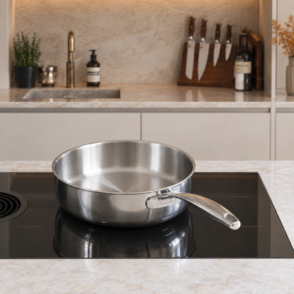 RVS Hapjespan Ø28 cm op de kookplaat in de keuken