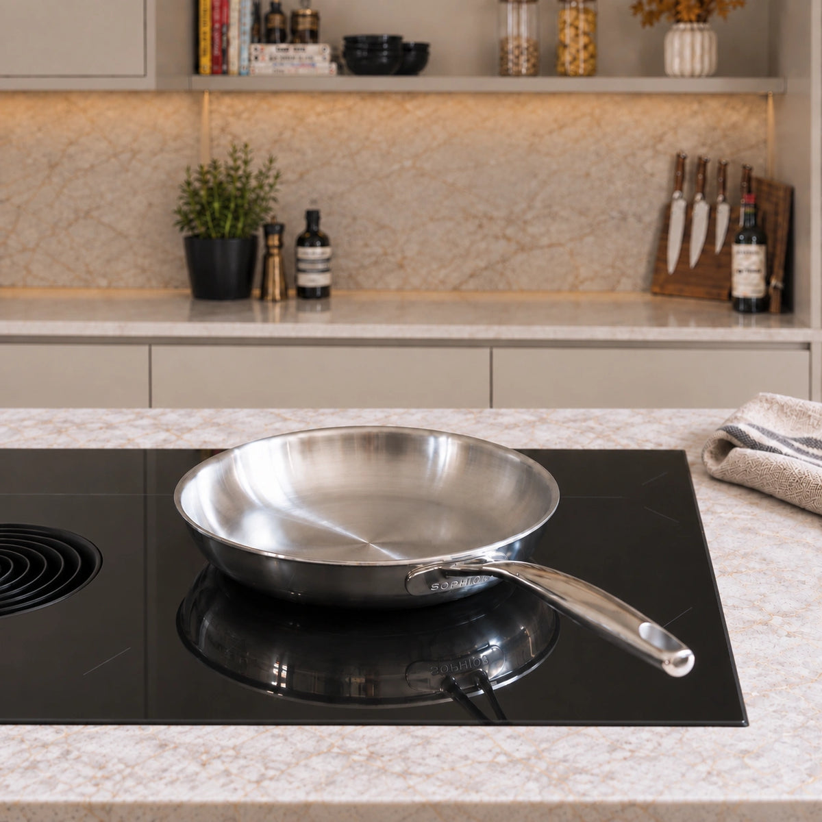 RVS Koekenpan Ø24 cm op de kookplaat in de keuken
