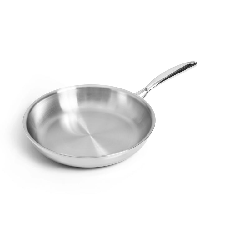 SOPHIOR RVS koekenpan 24 cm schuin vooraanzicht op witte achtergrond