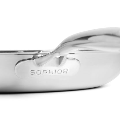 SOPHIOR-logo gegraveerd op bodem van RVS koekenpan 24 cm