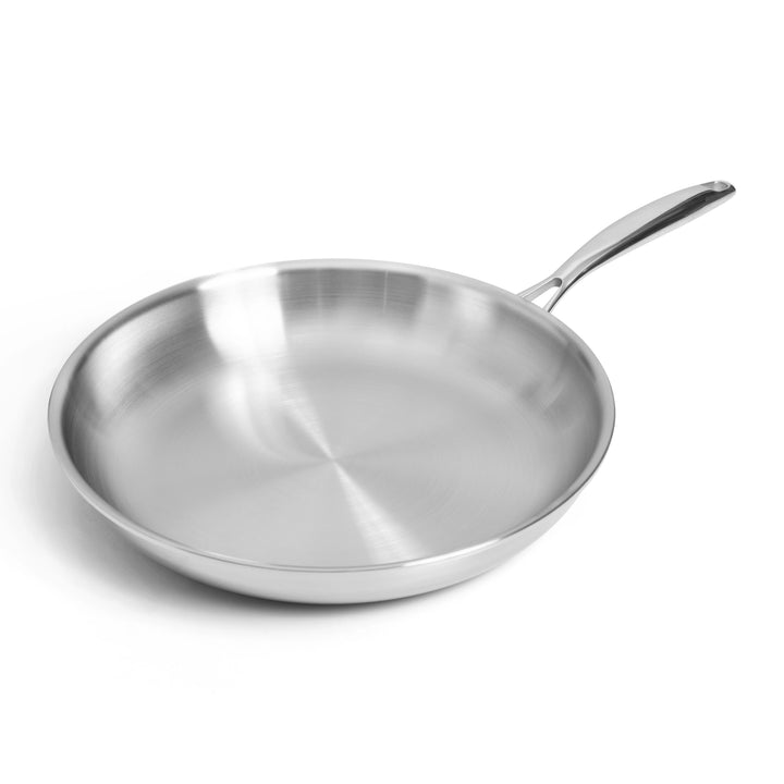 SOPHIOR RVS koekenpan 28 cm schuin vooraanzicht op witte achtergrond