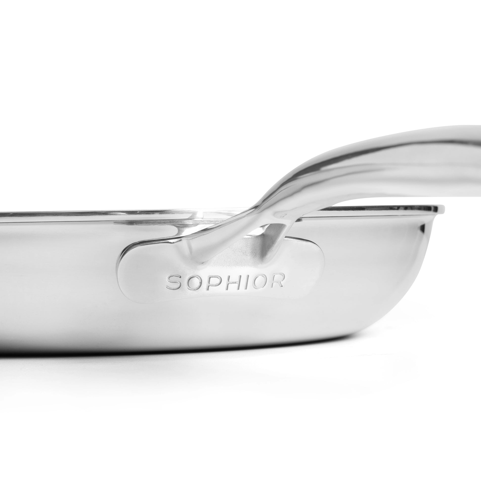 SOPHIOR-logo gegraveerd op bodem van RVS koekenpan 28 cm