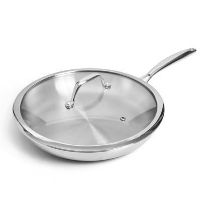 SOPHIOR RVS koekenpan 28 cm met glazen deksel schuin vooraanzicht