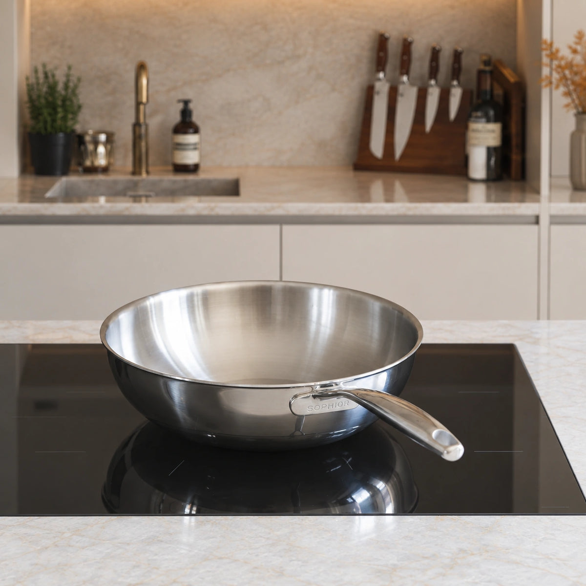 RVS Wokpan Ø30 cm op de kookplaat in de keuken