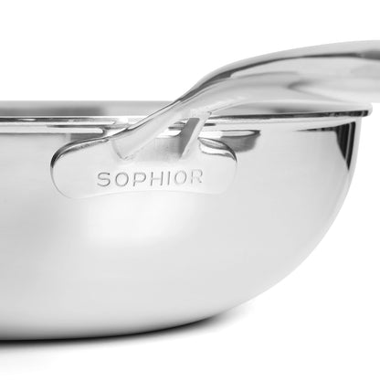 SOPHIOR-logo gegraveerd op bodem van RVS wokpan 30 cm