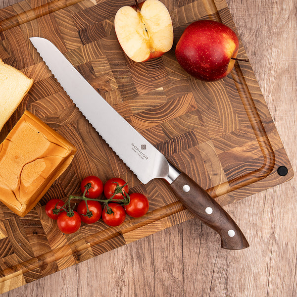 Broodmes 22 cm op kopshout snijplank met appel, kaas, brood en cherrytomaten