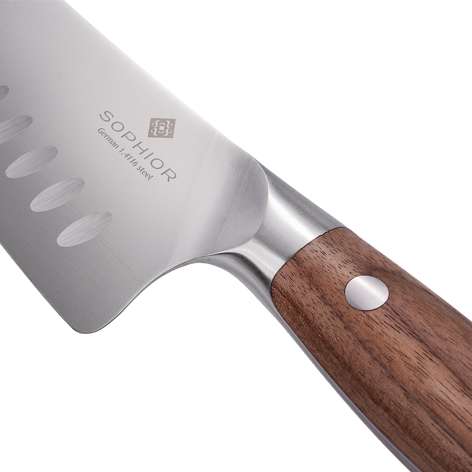 Santoku 19 cm close-up van SOPHIOR gravure en walnoothouten handvat met klinknagels