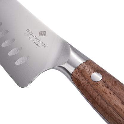 Santoku 19 cm close-up van SOPHIOR gravure en walnoothouten handvat met klinknagels