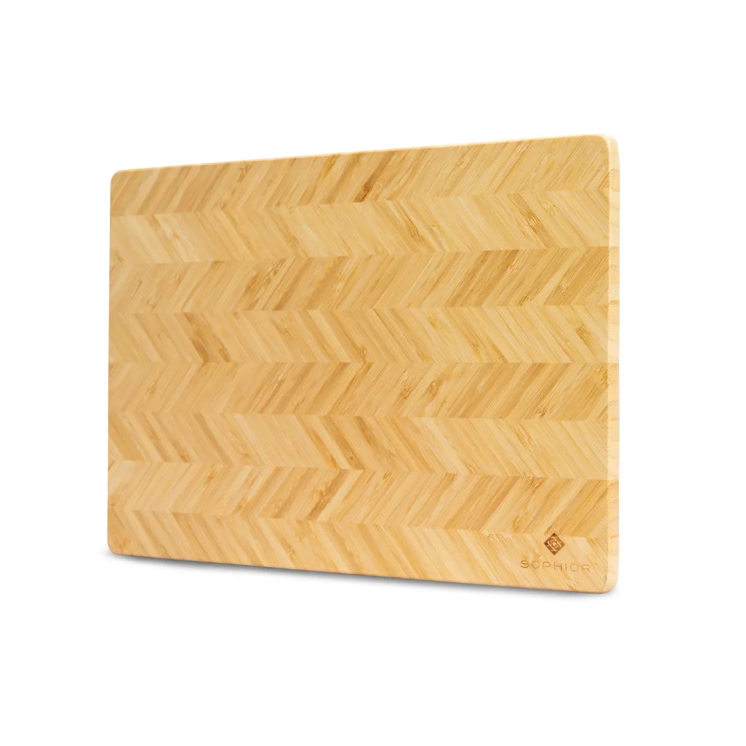 Bamboe Snijplank – 35×25×1,8 cm schuin vooraanzicht met visgraat-patroon en SOPHIOR-logo