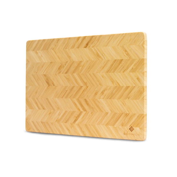 Bamboe Snijplank – 35×25×1,8 cm schuin vooraanzicht met visgraat-patroon en SOPHIOR-logo