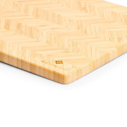Bamboe Snijplank – 42×30×1,8 cm close-up van bamboe visgraatpatroon en SOPHIOR-logo