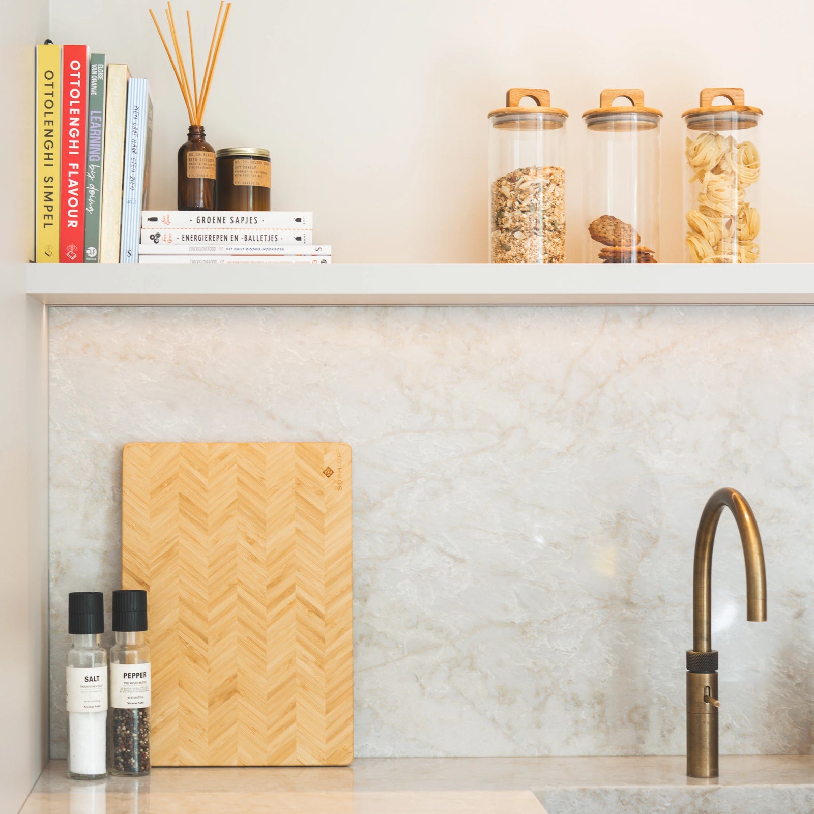 Bamboe Snijplank – 42×30×1,8 cm rechtop op werkblad met kookboeken, kruidenpotten en gouden kraan