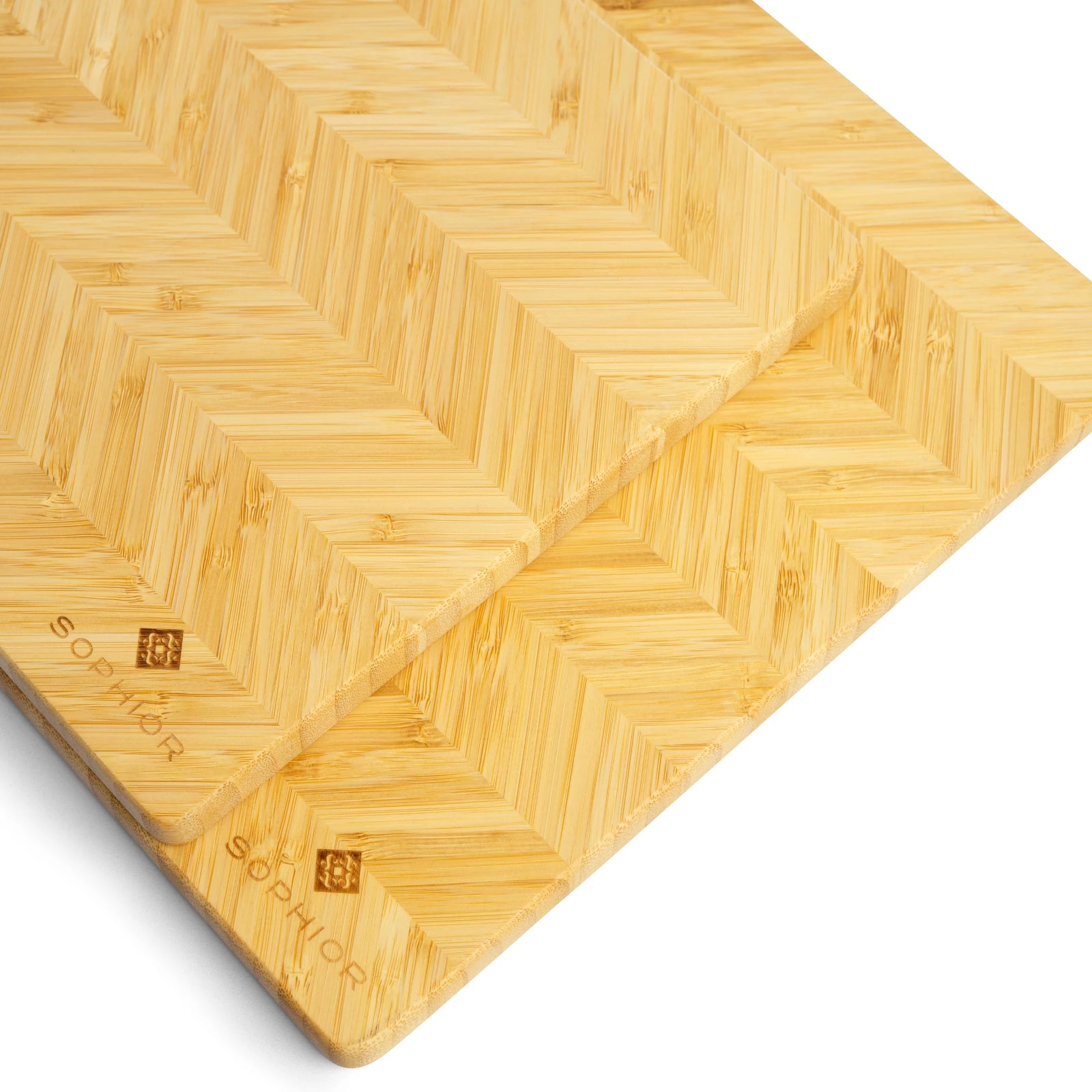 Bamboe Snijplankenset 2 Planken close-up van hoek met SOPHIOR logo en visgraatpatroon