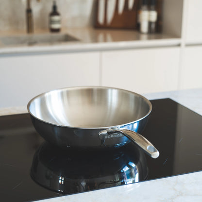 RVS Wokpan Ø30cm op inductiekookplaat met SOPHIOR-logo zichtbaar op zijkant