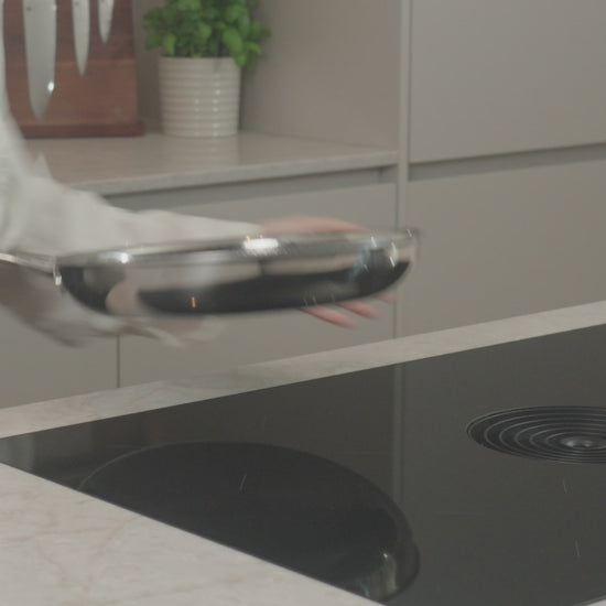 Productvideo: PFAS-vrije hybride koekenpan 28 cm wordt naar inductiekookplaat gebracht
