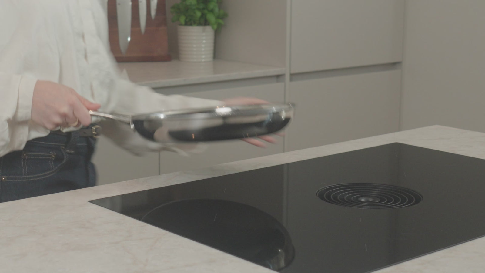 Productvideo: PFAS-vrije hybride koekenpan 28 cm wordt naar inductiekookplaat gebracht