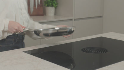 Productvideo: PFAS-vrije hybride koekenpan 28 cm wordt naar inductiekookplaat gebracht