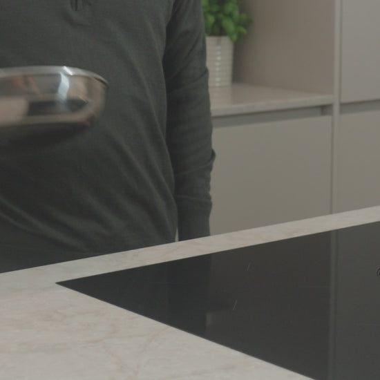 Productvideo: RVS koekenpan 24 cm wordt op inductiekookplaat geplaatst in moderne keuken