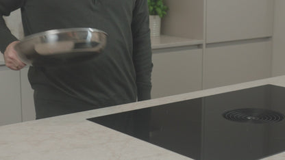 Productvideo: RVS koekenpan 24 cm wordt op inductiekookplaat geplaatst in moderne keuken