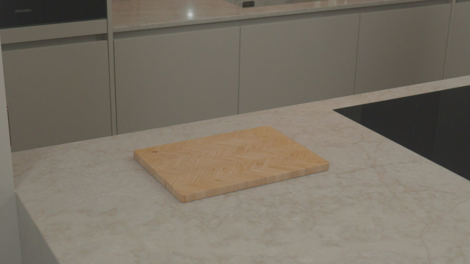 Productvideo: bamboe snijplankenset met visgraatpatroon op licht marmer keukenblad