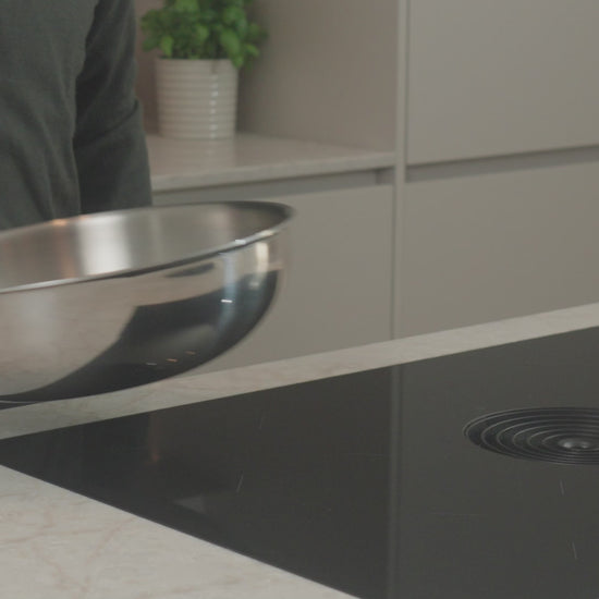 Productvideo: RVS wokpan 30 cm wordt boven inductiekookplaat gehouden in moderne keuken