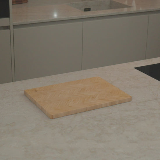 Productvideo: bamboe snijplank 35x25x1,8 cm met visgraatpatroon op marmer keukenblad