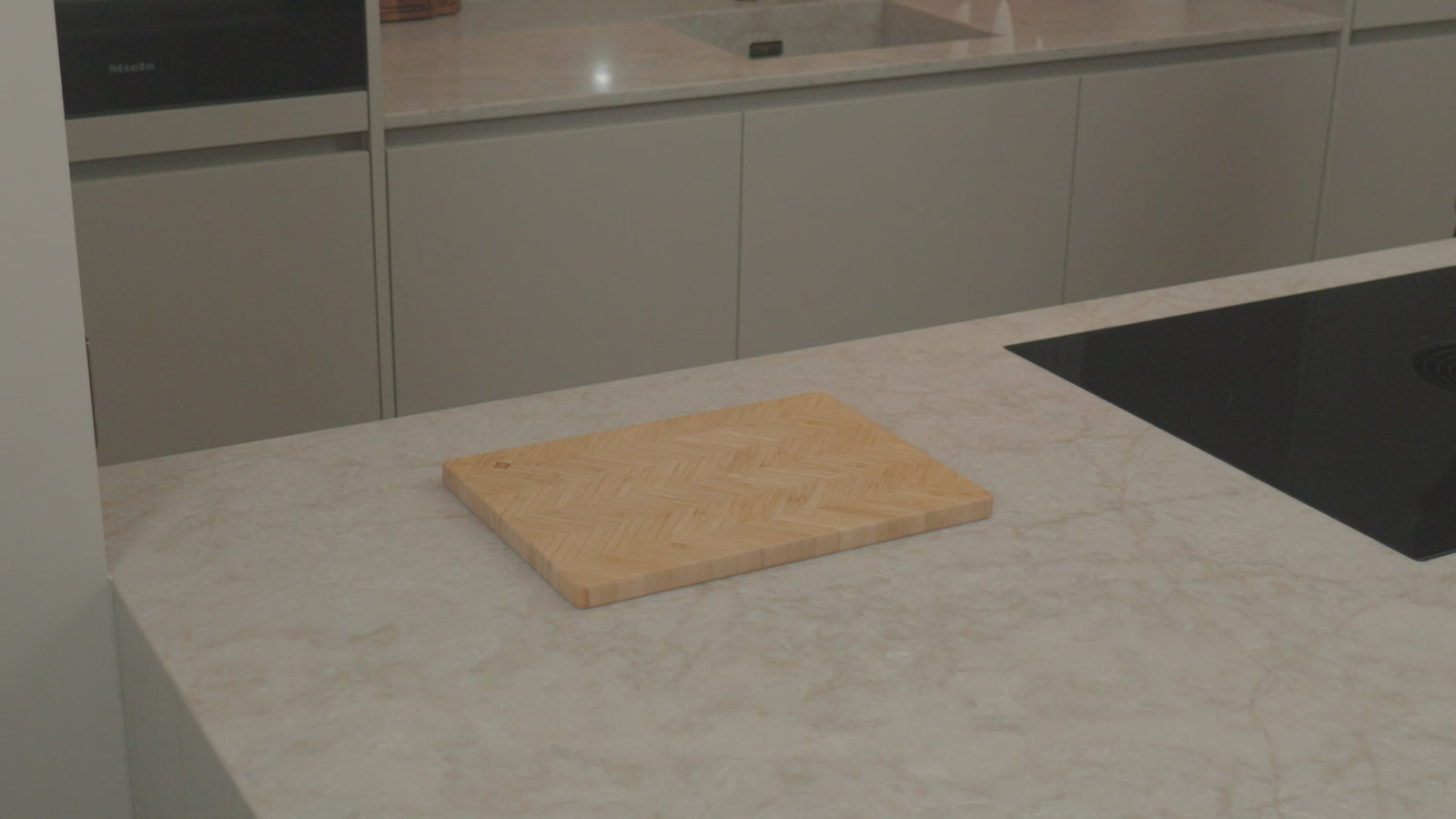 Productvideo: bamboe snijplank 35x25x1,8 cm met visgraatpatroon op marmer keukenblad