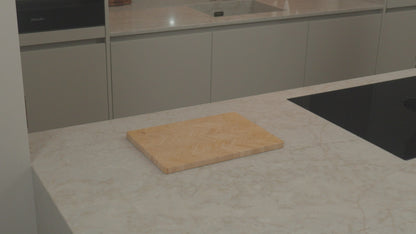 Productvideo: bamboe snijplank 35x25x1,8 cm met visgraatpatroon op marmer keukenblad