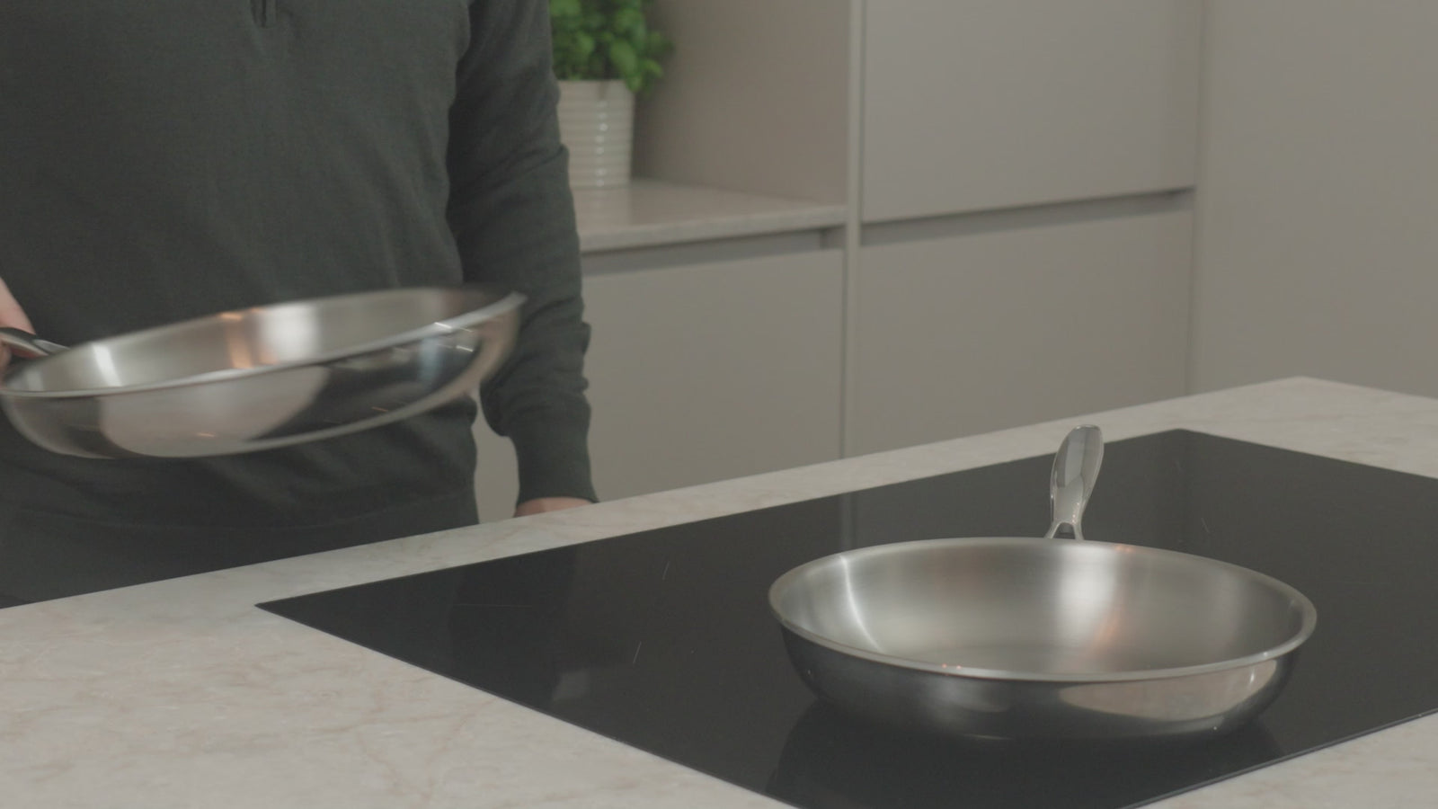 Productvideo: RVS koekenpannenset 24 en 28 cm bij inductiekookplaat in moderne keuken