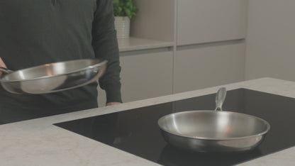 Productvideo: RVS koekenpannenset 24 en 28 cm bij inductiekookplaat in moderne keuken