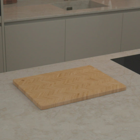 Productvideo: bamboe snijplank 42x30x1,8 cm met visgraatpatroon op licht keukenblad