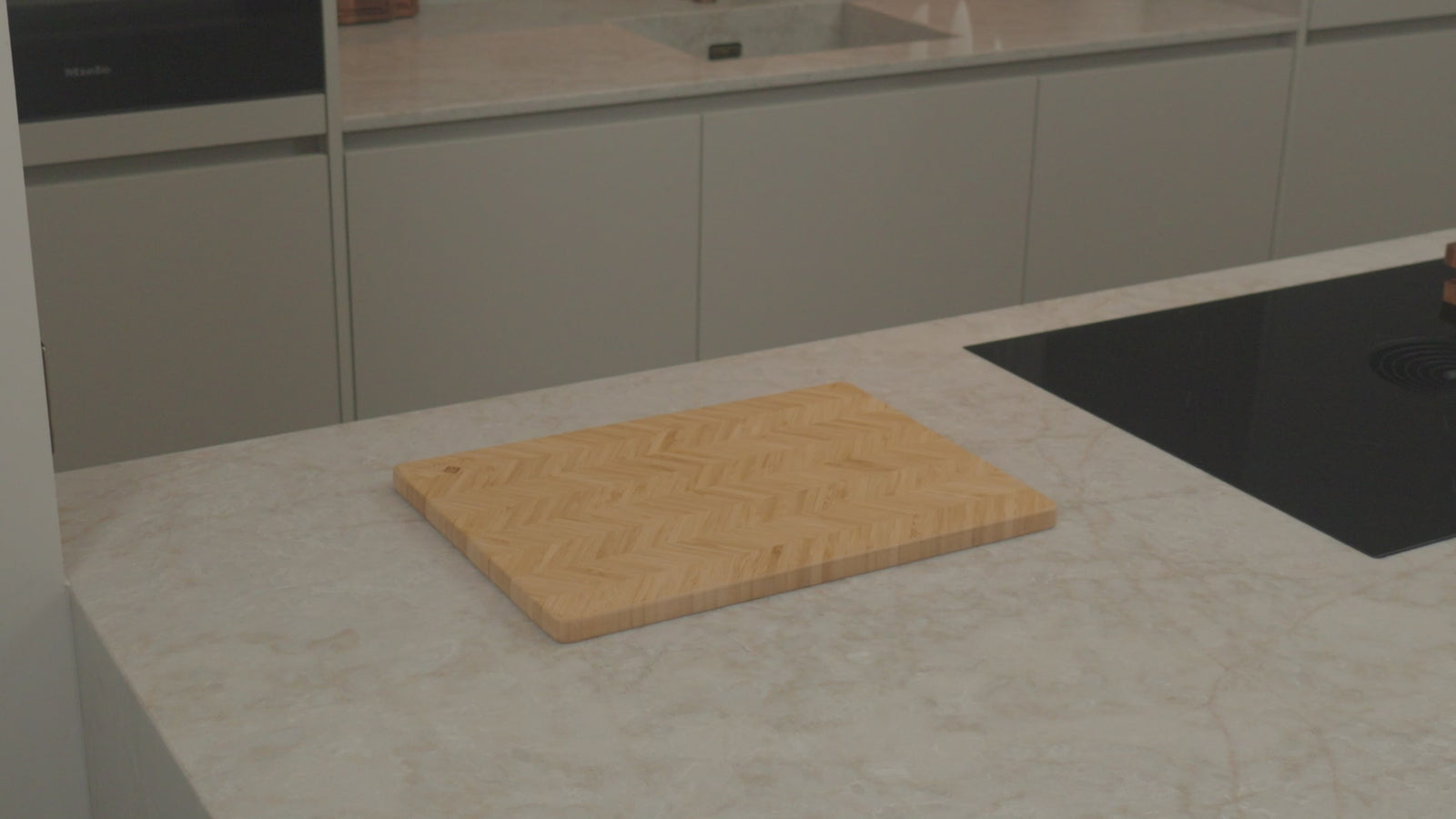 Productvideo: bamboe snijplank 42x30x1,8 cm met visgraatpatroon op licht keukenblad