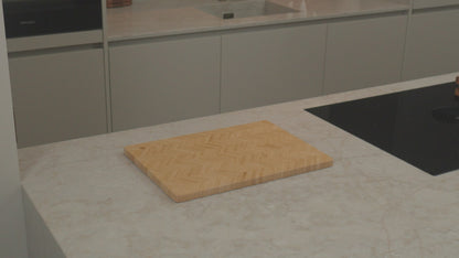Productvideo: bamboe snijplank 42x30x1,8 cm met visgraatpatroon op licht keukenblad
