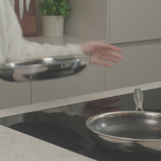 Productvideo: PFAS-vrije hybride koekenpannenset 24 en 28 cm met honingraatbodem op inductie