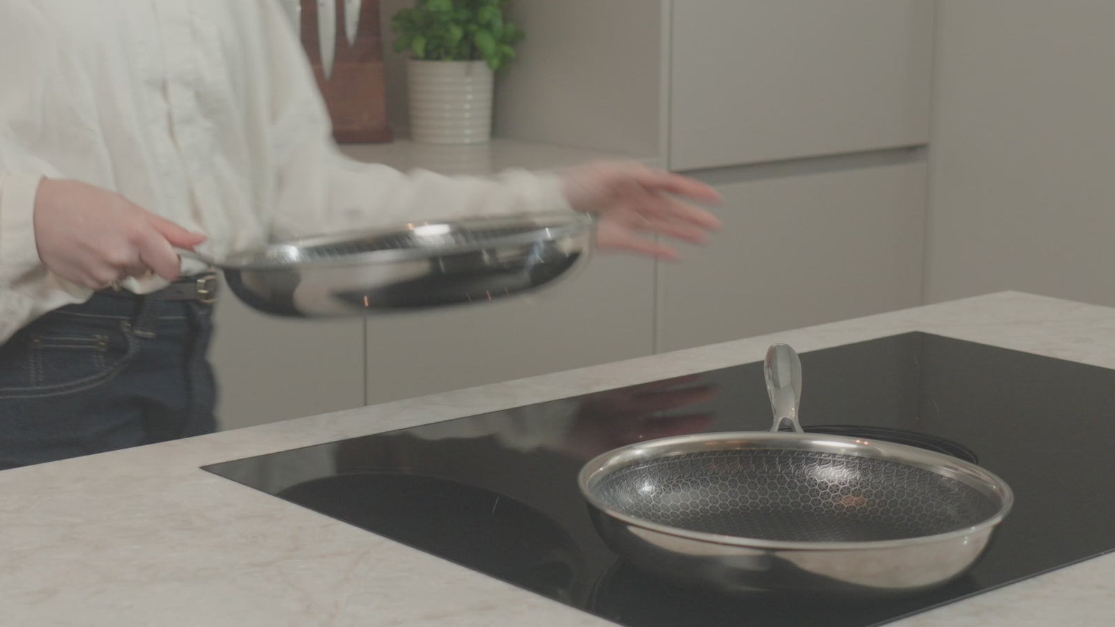 Productvideo: PFAS-vrije hybride koekenpannenset 24 en 28 cm met honingraatbodem op inductie