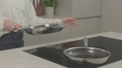 Productvideo: PFAS-vrije hybride koekenpannenset 24 en 28 cm met honingraatbodem op inductie