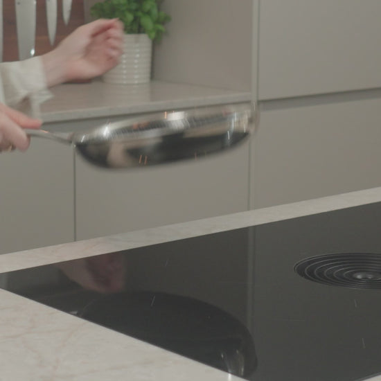 Productvideo: PFAS-vrije hybride koekenpan 24 cm wordt naar inductiekookplaat gebracht