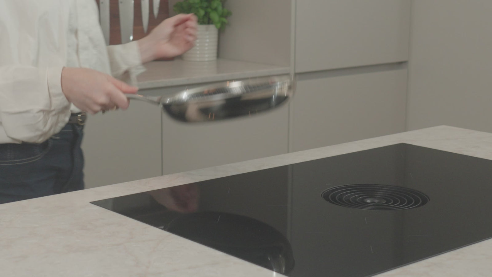 Productvideo: PFAS-vrije hybride koekenpan 24 cm wordt naar inductiekookplaat gebracht