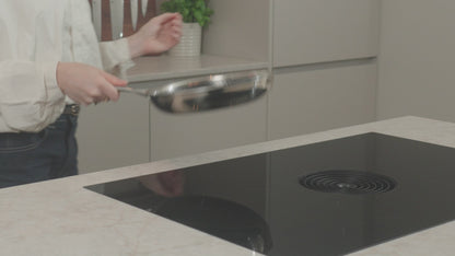 Productvideo: PFAS-vrije hybride koekenpan 24 cm wordt naar inductiekookplaat gebracht