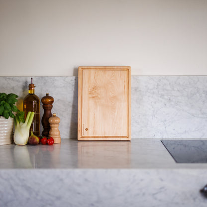 Houten Snijplank Esdoorn 35x25x2,5 cm in keukensetting met marmer en kruiden