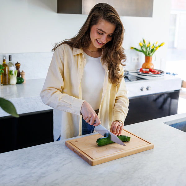Houten Snijplank Esdoorn 42x30x2,5 cm in gebruik in moderne keuken met tulpen