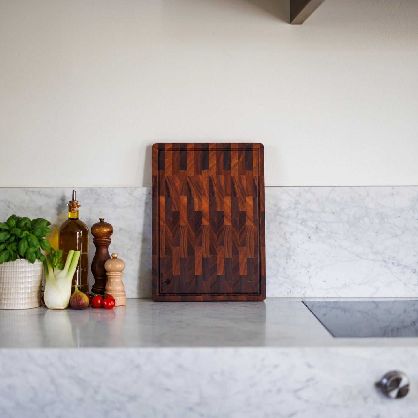 Houten Snijplank Walnoot Kopshout – 42×30×2,5 cm rechtop in keukensetting met basilicum en olijfolie