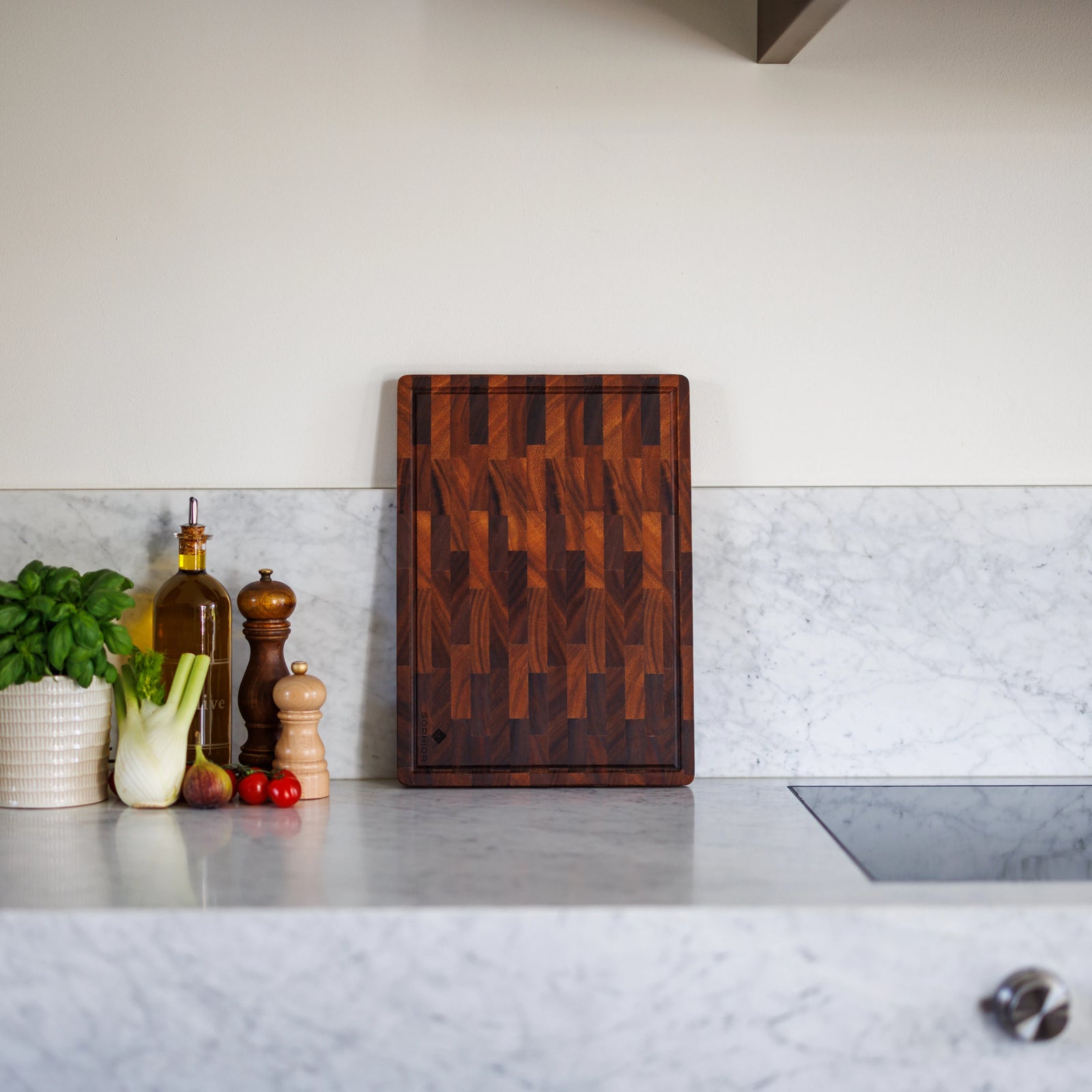 Houten Snijplank Walnoot Kopshout – 42×30×2,5 cm rechtop in keukensetting met basilicum en olijfolie