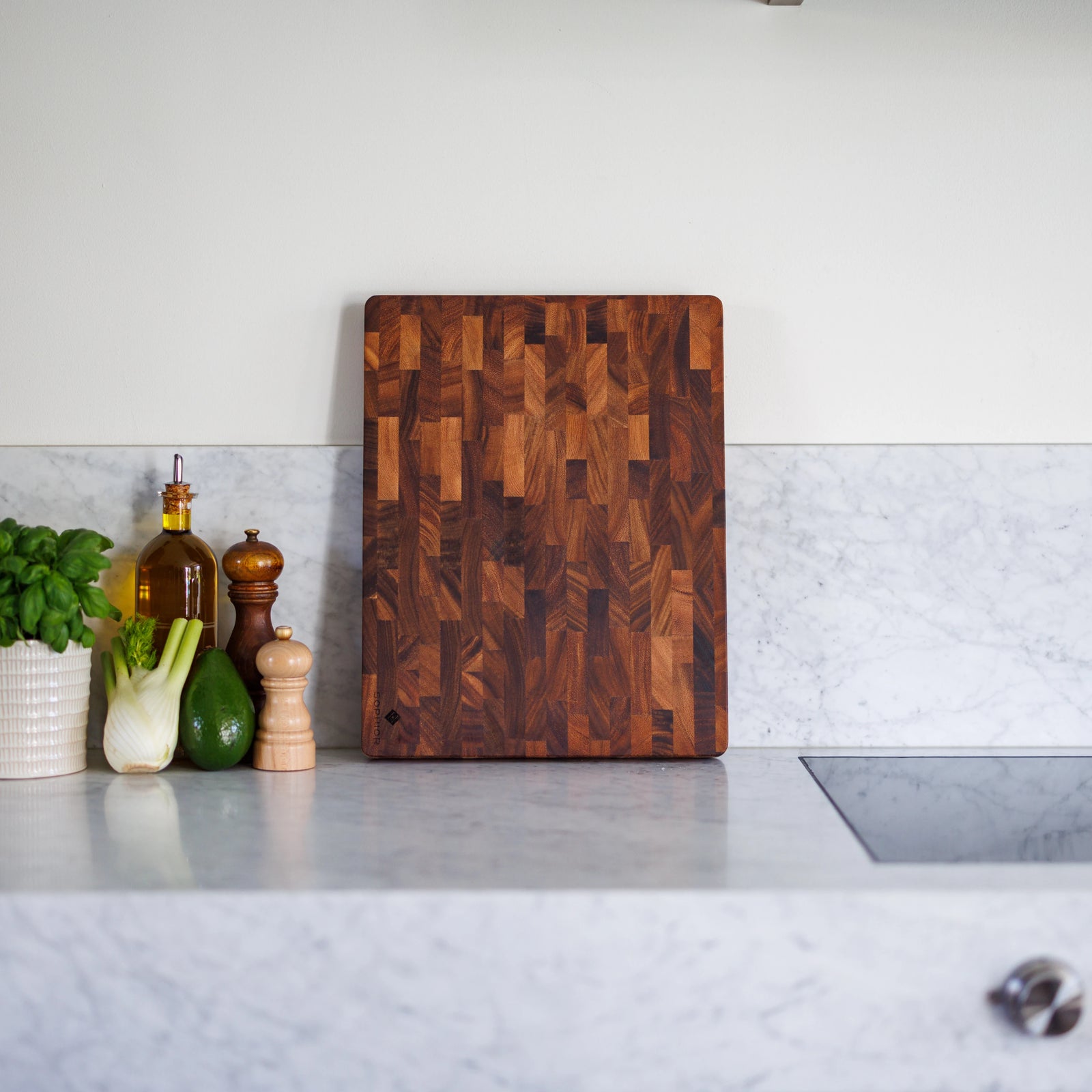 Houten Snijplank Walnoot Kopshout – 45×35×4 cm rechtop in keuken met basilicum en olie